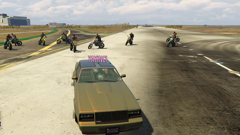 GTA V oyun içi: pistte arabanın önünde motorlu haydutlar sıraya girmiş, her birinin üstünde yayıncı adı.