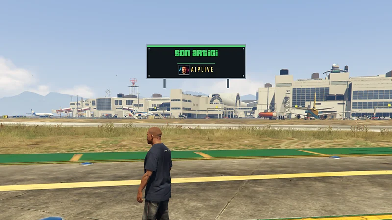 GTA V oyun içi: Havalimanında SON ARTICI tabelası, üstünde profil resmi ve ad.
